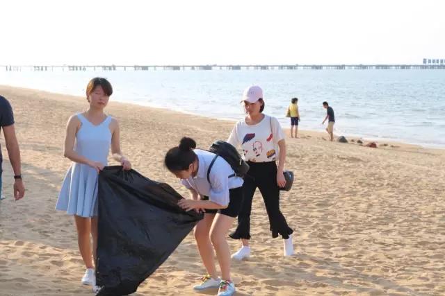 正在撿垃圾行動(dòng)